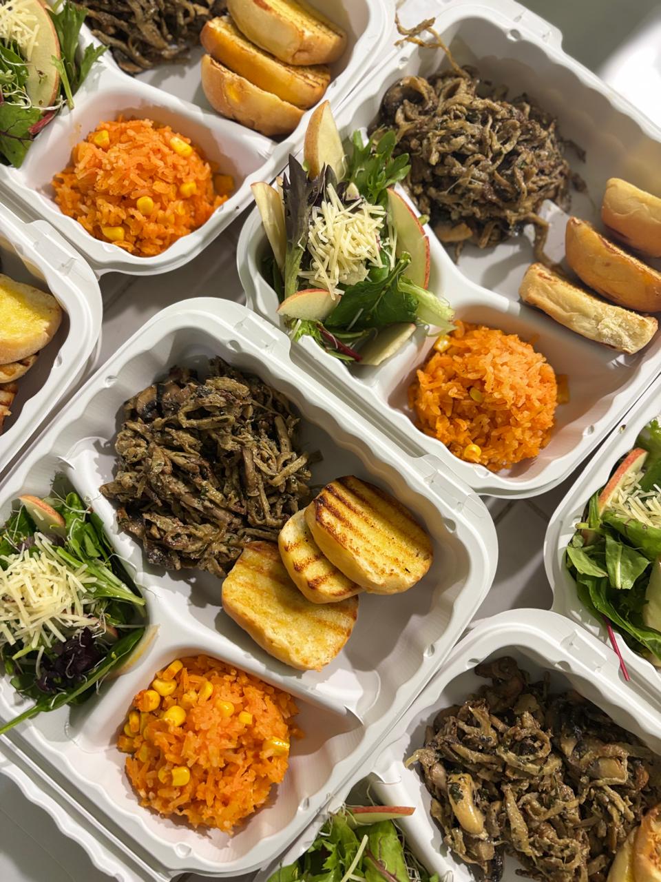 Comidas preparadas en porciones individuales para servicio corporativo